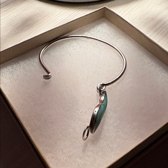 Vintage Native Sterling Silver/ Turquoise Hinged clasp bracelet marked 925 - Picture 9 of 9